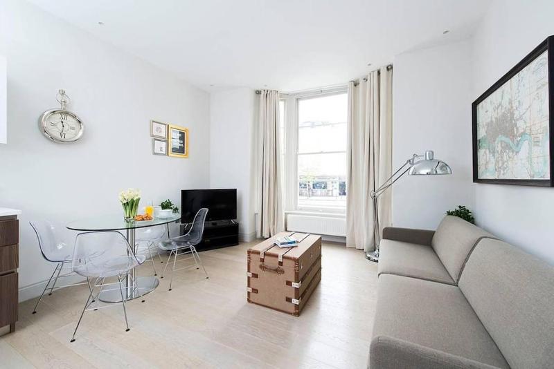 Recently redecorated bright 1BR near Shepherds Bush with parking SOA — отель с удобным расположением в Лондоне