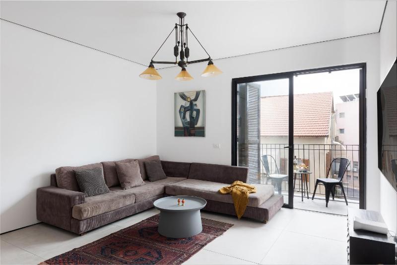 Цены на Elegant 2BR Apartment with Balcony & Mamad in Jaffa by Sea N' Rent в Тель-Авиве