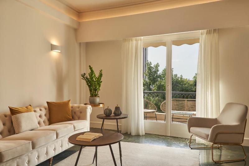 Chic n Bright 3Bd Apt with Hilton View — отель с удобным расположением в Афины