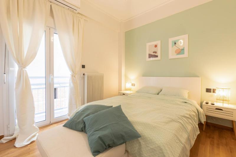 Central Flat in Lively Pagrati, Walk to Top Sights — отель в Афины, Греция