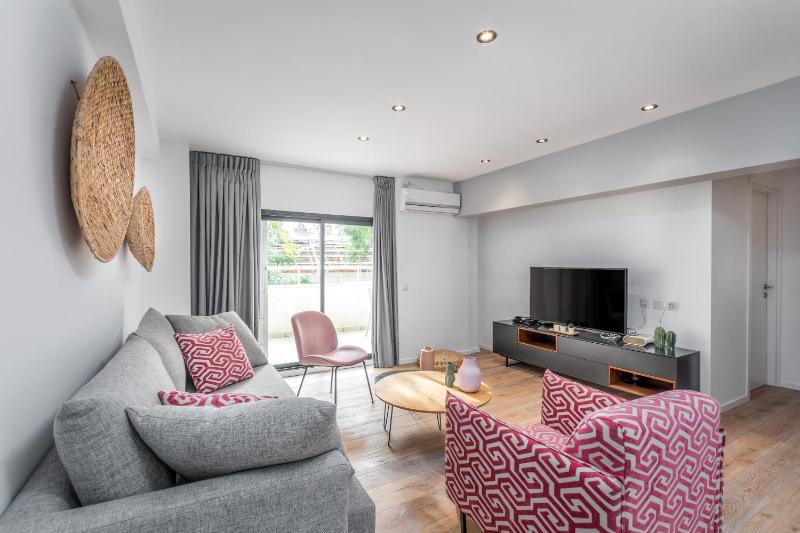 Rothschild Area - One BDR with a Big terrasse — забронировать отель в Тель-Авиве