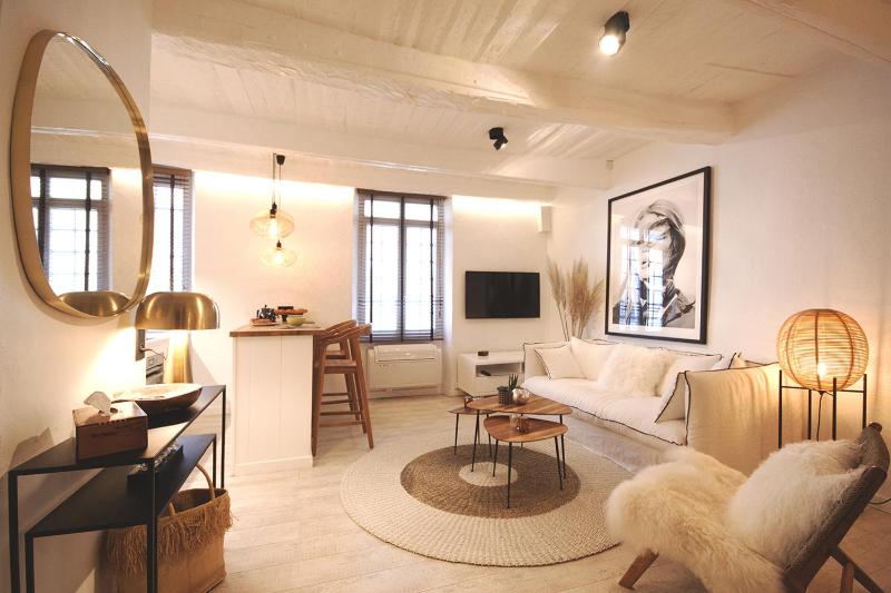 Luxueux appartement, centre historique 50m du port et de la plage de la Ponche — отель с удобным расположением в Сент-Тропезе