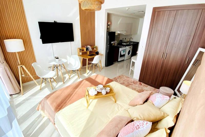 Beautiful studio in Damac Hills next to main gate — отель с удобным расположением в Дубае