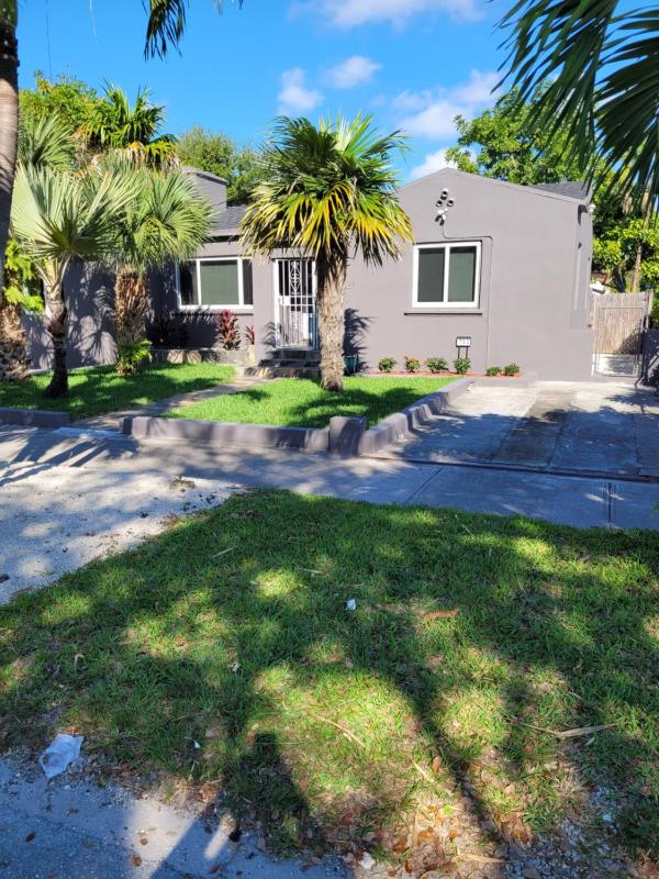 Beautiful 5 bedroom/ 3 bathroom home in GREAT location. Upgraded bathrooms. — отзывы гостей и цены