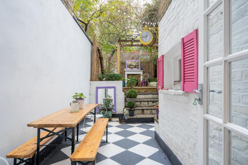 JOIVY Stylish 1-bed flat with private courtyard in Shepherd's Bush, West London — отель с удобным расположением в Лондоне