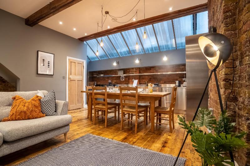 Deluxe Rustic Style Two Bedroom Bethnal Green - Yard View — отель с удобствами в Лондоне