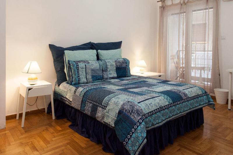 Lovely 2 bedroom apt in Metaxourgio Center — отель в Афины, Греция