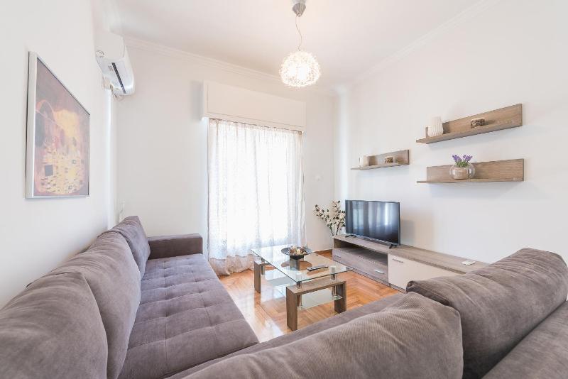 Bright apt in the heart of Athens — забронировать отель в Афины