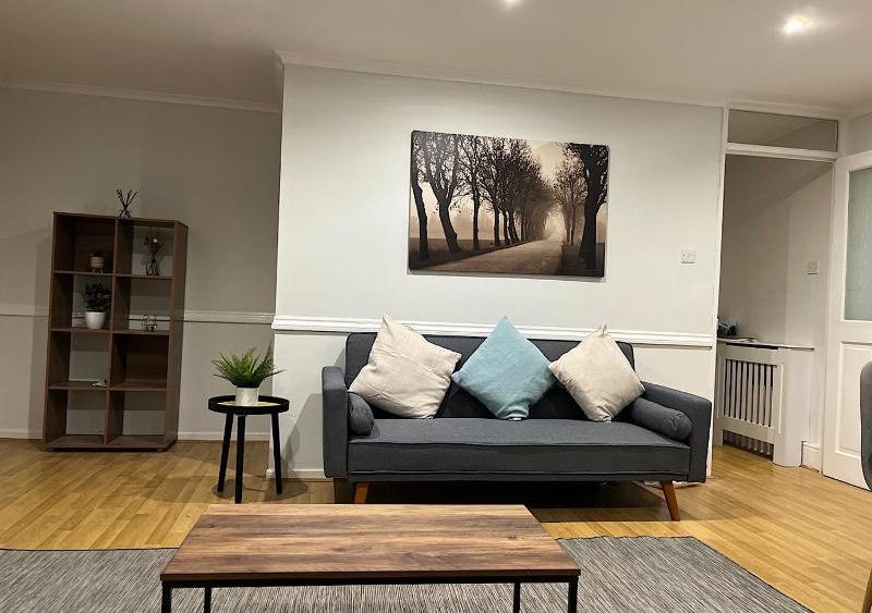 Lovely 2 bedroom apartment with parking space — отель с удобным расположением в Лондоне