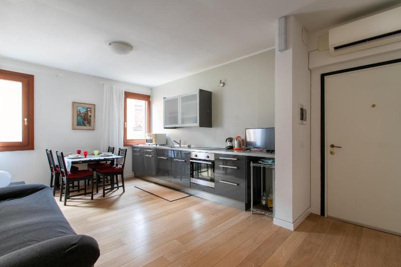 Цены на Venice Lance with Lift, 2 minutes walk from the train station в Венеции