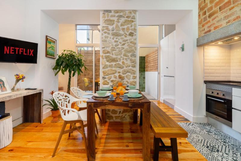 WHome Casa Alcazar Perfect spot w/ private Patio — комфортный отель в Лиссабоне