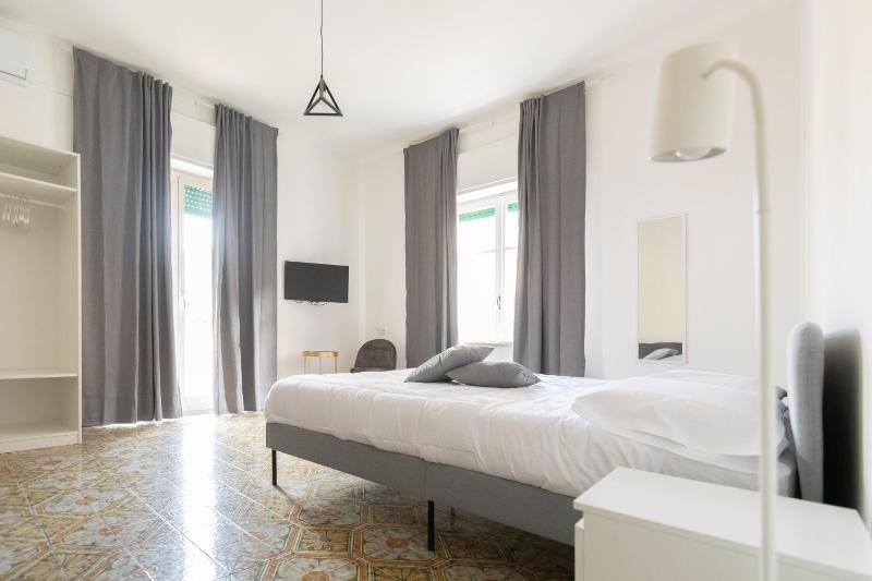 Nella's Carlo III Apartment — отель в Неаполе, Италия