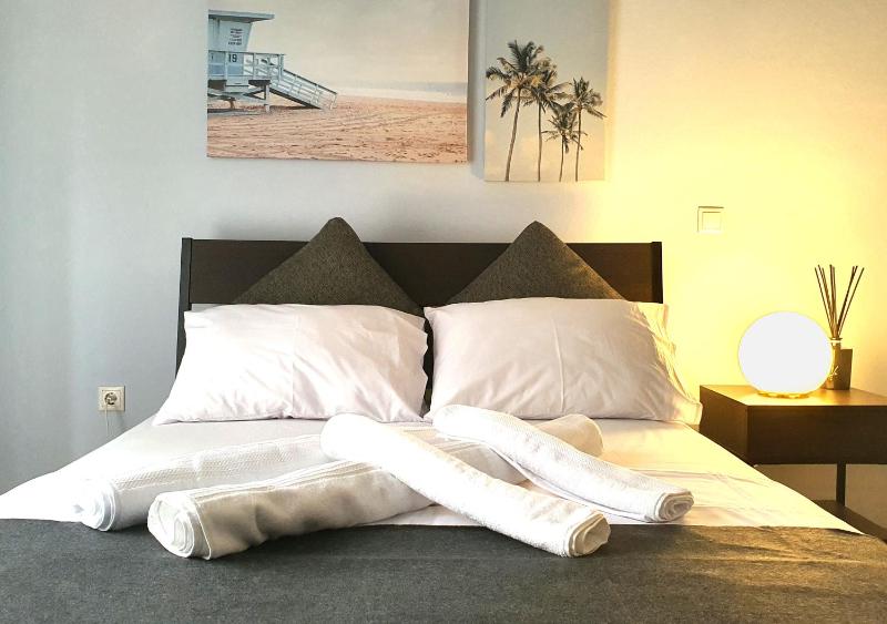 Pame Rentals - Entire Apartment with Free Parking — забронировать отель в Афины