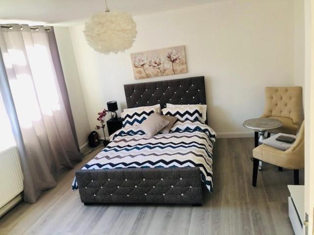 Beautiful Large ROOM in London Flat — забронировать отель в Лондоне