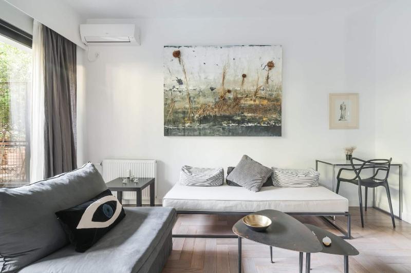 Цены на Vibrant Urban Chic Apartment в Афины