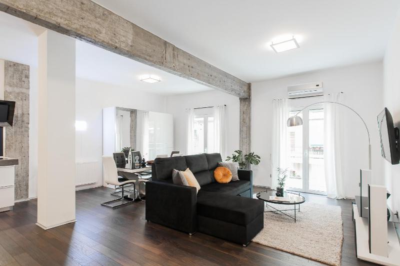 Industrial 1BR Apartment in Ampelokipoi Area by UPSTREET — отель с удобствами в Афины
