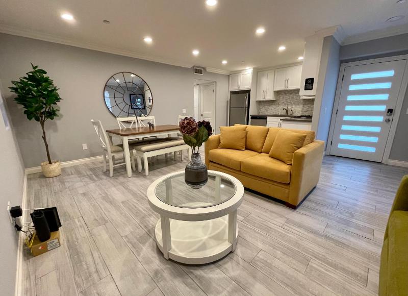 Цены на Stylish Hollywood Townhouse - Ideal Location в Лос-Анджелесе