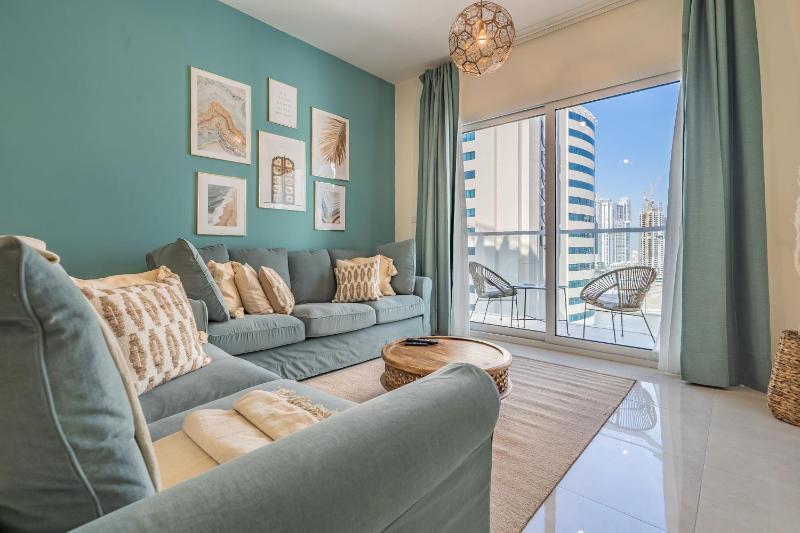 Stylish Waterfront Apartment With Views on Canal — отель с удобствами в Дубае