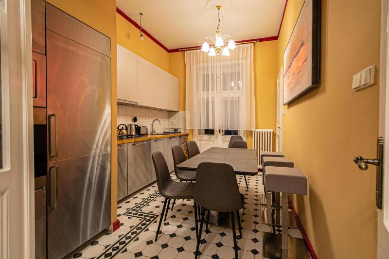 Цены на 4 Bedrooms 130m2 apartment at the Main City Square в Праге