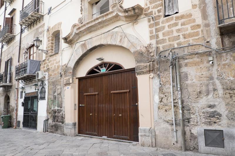 Charming House in the Historic Center of Palermo — отель в Палермо, Италия