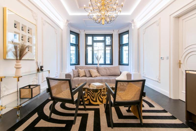 Antique Glam Apartment in Old Town Prague — забронировать отель в Праге