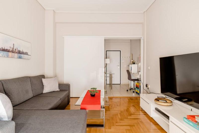 Modern full apt near acropolis/vaccinatedHosts — комфортный отель в Афины