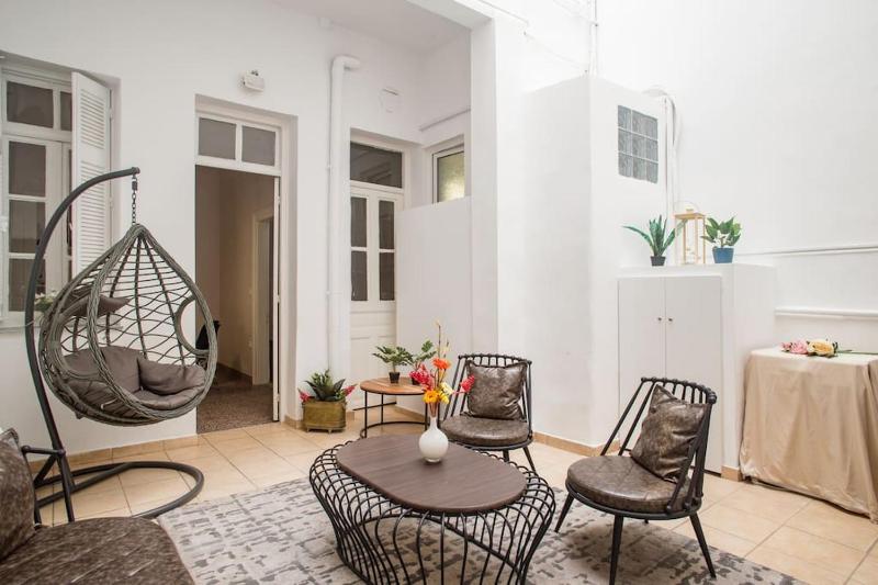 Splendid Full 5BDR/3bath/2kitchens Mansion in ATH — отель с удобствами в Афины