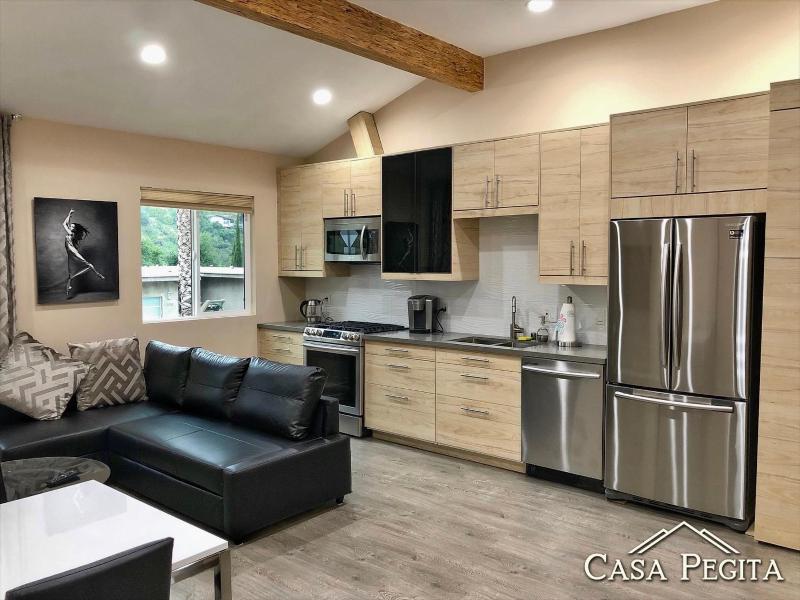 New Contemporary Guest House in Studio City Hills — отель с удобствами в Лос-Анджелесе