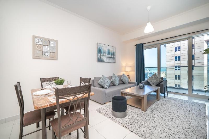 Luton Vacation Homes-Damac Heights Tower- Dubai Marina-21AB03 — отель с удобствами в Дубае