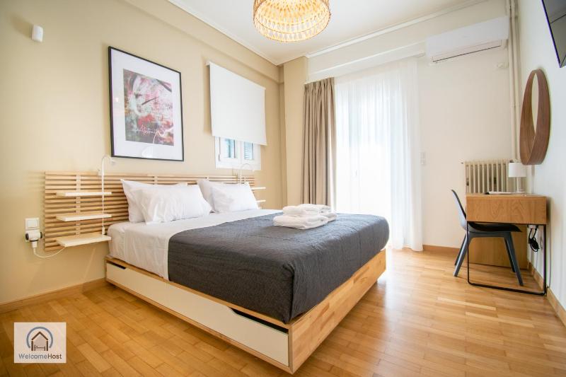 Athens Central 2BR Apartment! — отель с удобным расположением в Афины