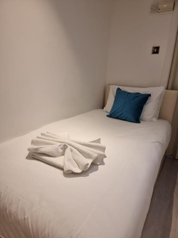F2- Basement Studio Fits 1 Near Paddington — отель с удобствами в Лондоне