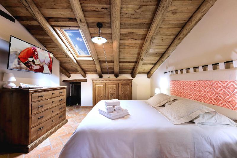 Casa Sunalle a Fonni - Confortevole casa vacanze con vista giardino