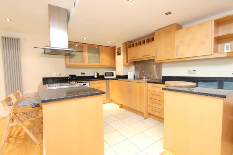 Lovely 2-Bedroom Apartment in Docklands, E14 — отель с удобным расположением в Лондоне