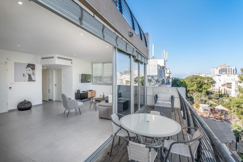 Ben Gurion - Superb penthouse close to the beach — отель в Тель-Авиве, Израиль