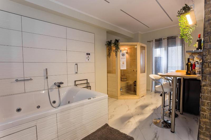 ROMANTIC DELUXE SVITE wise Jacuzzi and Sauna — забронировать отель в Афины