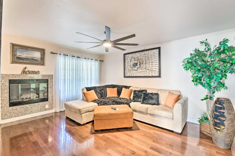 Pool and Spa Las Vegas Pad Less Than 12 Mi to Strip! — отель с удобствами в Лас Вегасе