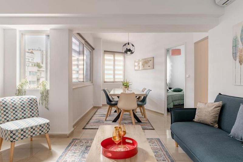 Brand New Bright modern 6bdr apt-1min to Acropolis — отель с удобствами в Афины