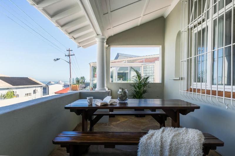 Entire 5 Bedroom 5 Bathroom Sea Point Villa with Secure Parking — комфортный отель в Кейптауне