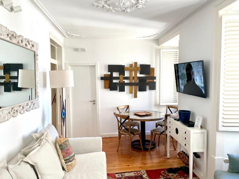 Цены на Bright and spacious three bedroom apt in the heart of Lisbon в Лиссабоне