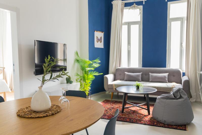 Authentic Carmel Market Apartment with Balcony — отель в Тель-Авиве, Израиль