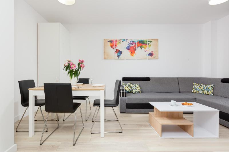 City Center Apartments Hoza by Renters — отель в Варшаве, Польша