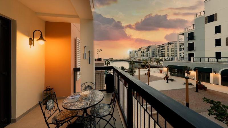 Ultimate Stay - 4 Beds - La Mer - Sunset Marina View — отель с удобным расположением в Дубае