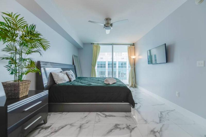 LUXURIOUS 1 BR Penthouse With Free Parking and Pool — забронировать отель в Майами