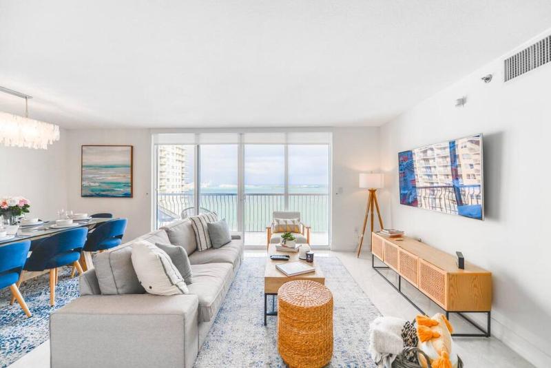 LUXURIOUS 2BR Condo at The Club Brickell Bay — отель с удобствами в Майами