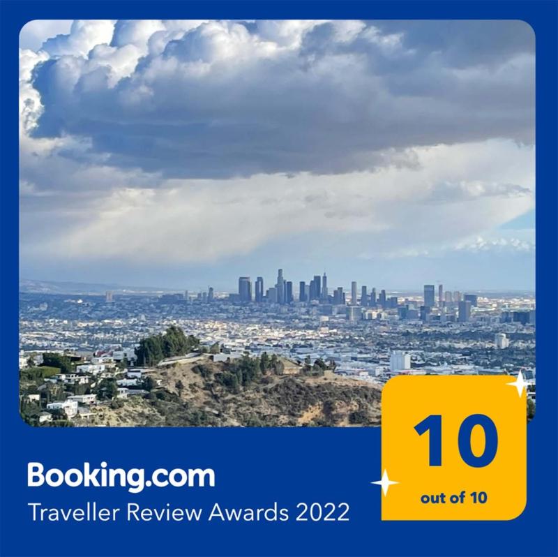 HOLLYWOOD HILLS JETLINER VIEWS at STUDIO 1080 HOLLYWOOD — отель с удобным расположением в Лос-Анджелесе