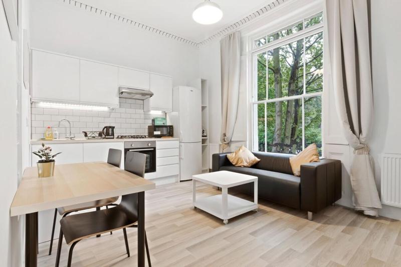 Light 1 Bedroom Apartment with Balcony in Brixton — комфортный отель в Лондоне