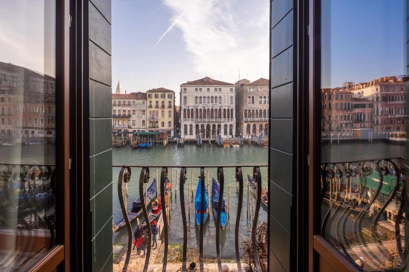 Design Apartment with Balcony on the Grand Canal R&R — отель с удобным расположением в Венеции