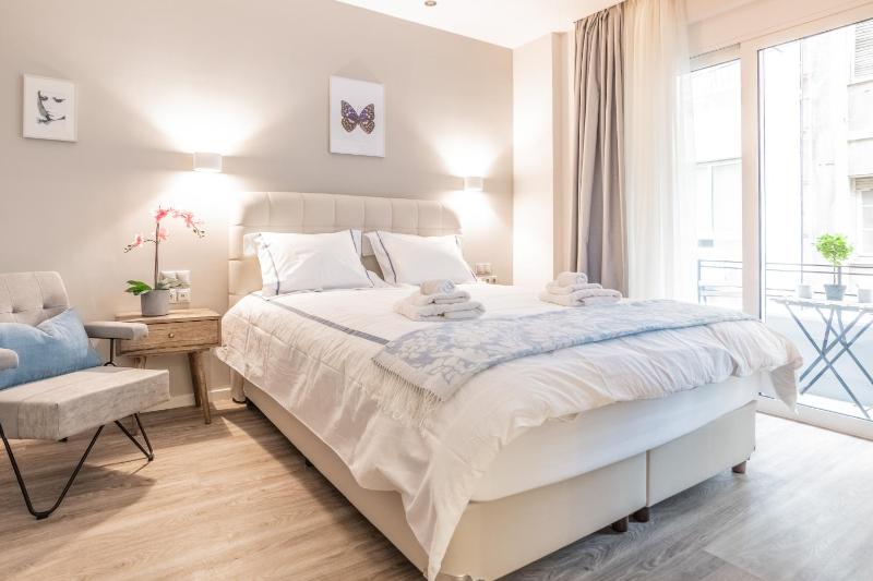 A13 Pristine & Sunny 30m2 flat near Syntagma sq — забронировать отель в Афины