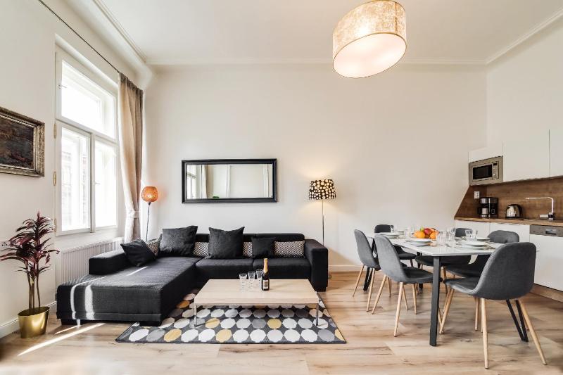 Charles Bridge - 3 bedroom Apartment - Old Town — отель с удобным расположением в Праге