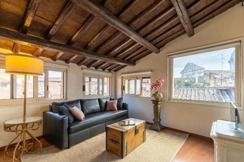 Rome As You Feel - Cozy Penthouse in Navona — отель с удобствами в Риме